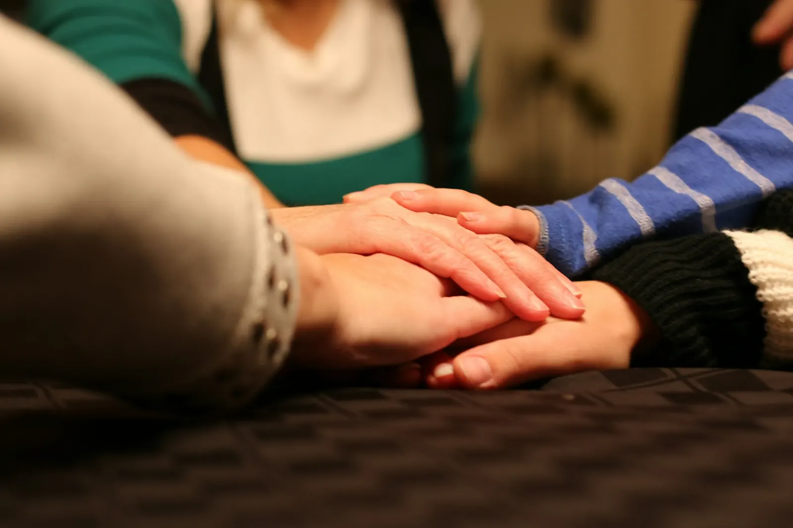 Plusieurs générations réunissent leurs mains