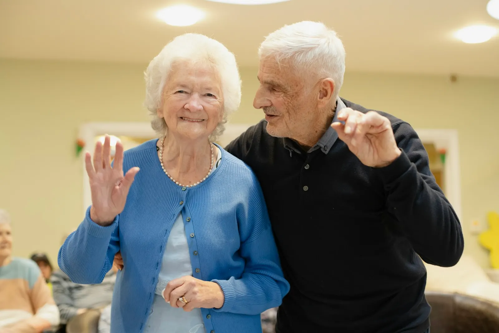 Un couple âgé souriant côte à côte